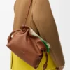 Mittlere, mehrlagige Flamenco-Clutch aus Nappa-Kalbsleder Mittlere, mehrlagige Flamenco-Clutch aus Nappa-Kalbsleder
