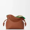Mittlere, mehrlagige Flamenco-Clutch aus Nappa-Kalbsleder Mittlere, mehrlagige Flamenco-Clutch aus Nappa-Kalbsleder
