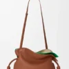 Mittlere, mehrlagige Flamenco-Clutch aus Nappa-Kalbsleder Mittlere, mehrlagige Flamenco-Clutch aus Nappa-Kalbsleder
