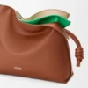 Mittlere, mehrlagige Flamenco-Clutch aus Nappa-Kalbsleder Mittlere, mehrlagige Flamenco-Clutch aus Nappa-Kalbsleder