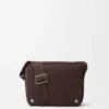 Mittlere „Pebble“-Messenger Bag aus genarbtem Nubukleder Mittlere „Pebble“-Messenger Bag aus genarbtem Nubukleder