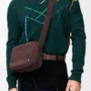 Mittlere „Pebble“-Messenger Bag aus genarbtem Nubukleder Mittlere „Pebble“-Messenger Bag aus genarbtem Nubukleder