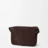 Mittlere „Pebble“-Messenger Bag aus genarbtem Nubukleder Mittlere „Pebble“-Messenger Bag aus genarbtem Nubukleder