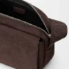 Mittlere „Pebble“-Messenger Bag aus genarbtem Nubukleder Mittlere „Pebble“-Messenger Bag aus genarbtem Nubukleder