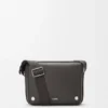 Mittlere Pebble-Messenger Bag aus glattem Kalbsleder Mittlere Pebble-Messenger Bag aus glattem Kalbsleder