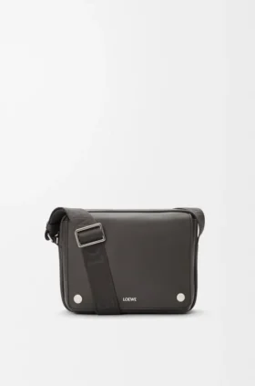 Mittlere Pebble-Messenger Bag aus glattem Kalbsleder