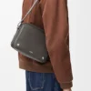 Mittlere Pebble-Messenger Bag aus glattem Kalbsleder Mittlere Pebble-Messenger Bag aus glattem Kalbsleder