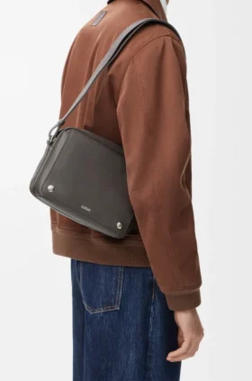 Mittlere Pebble-Messenger Bag aus glattem Kalbsleder