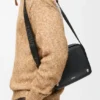 Mittlere Pebble-Messenger Bag aus glattem Kalbsleder Mittlere Pebble-Messenger Bag aus glattem Kalbsleder