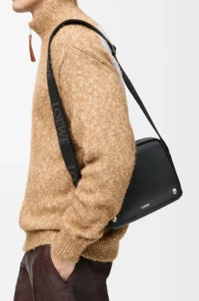 Mittlere Pebble-Messenger Bag aus glattem Kalbsleder