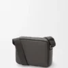 Mittlere Pebble-Messenger Bag aus glattem Kalbsleder Mittlere Pebble-Messenger Bag aus glattem Kalbsleder