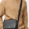 Mittlere Pebble-Messenger Bag aus glattem Kalbsleder Mittlere Pebble-Messenger Bag aus glattem Kalbsleder