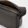 Mittlere Pebble-Messenger Bag aus glattem Kalbsleder Mittlere Pebble-Messenger Bag aus glattem Kalbsleder
