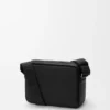 Mittlere Pebble-Messenger Bag aus glattem Kalbsleder Mittlere Pebble-Messenger Bag aus glattem Kalbsleder
