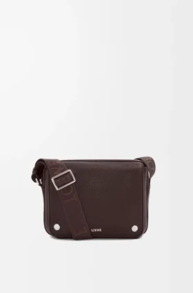 Mittlere Pebble-Messenger-Tasche aus geschmeidigem, genarbtem Kalbsleder