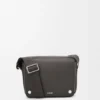 Mittlere Pebble-Messenger-Tasche aus geschmeidigem, genarbtem Kalbsleder Mittlere Pebble-Messenger-Tasche aus geschmeidigem, genarbtem Kalbsleder