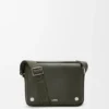 Mittlere Pebble-Messenger-Tasche aus geschmeidigem, genarbtem Kalbsleder Mittlere Pebble-Messenger-Tasche aus geschmeidigem, genarbtem Kalbsleder