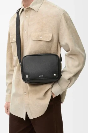 Mittlere Pebble-Messenger-Tasche aus geschmeidigem, genarbtem Kalbsleder