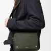 Mittlere Pebble-Messenger-Tasche aus geschmeidigem, genarbtem Kalbsleder Mittlere Pebble-Messenger-Tasche aus geschmeidigem, genarbtem Kalbsleder