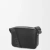 Mittlere Pebble-Messenger-Tasche aus geschmeidigem, genarbtem Kalbsleder Mittlere Pebble-Messenger-Tasche aus geschmeidigem, genarbtem Kalbsleder