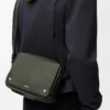 Mittlere Pebble-Messenger-Tasche aus geschmeidigem, genarbtem Kalbsleder Mittlere Pebble-Messenger-Tasche aus geschmeidigem, genarbtem Kalbsleder