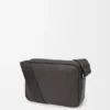 Mittlere Pebble-Messenger-Tasche aus geschmeidigem, genarbtem Kalbsleder Mittlere Pebble-Messenger-Tasche aus geschmeidigem, genarbtem Kalbsleder