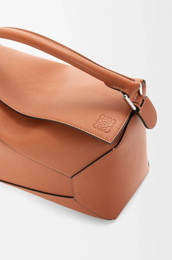 Mittlere „Puzzle Edge“-Tasche aus klassischem Kalbsleder Mittlere „Puzzle Edge“-Tasche aus klassischem Kalbsleder