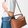 Mittlere „Puzzle Edge“-Tasche aus klassischem Kalbsleder Mittlere „Puzzle Edge“-Tasche aus klassischem Kalbsleder