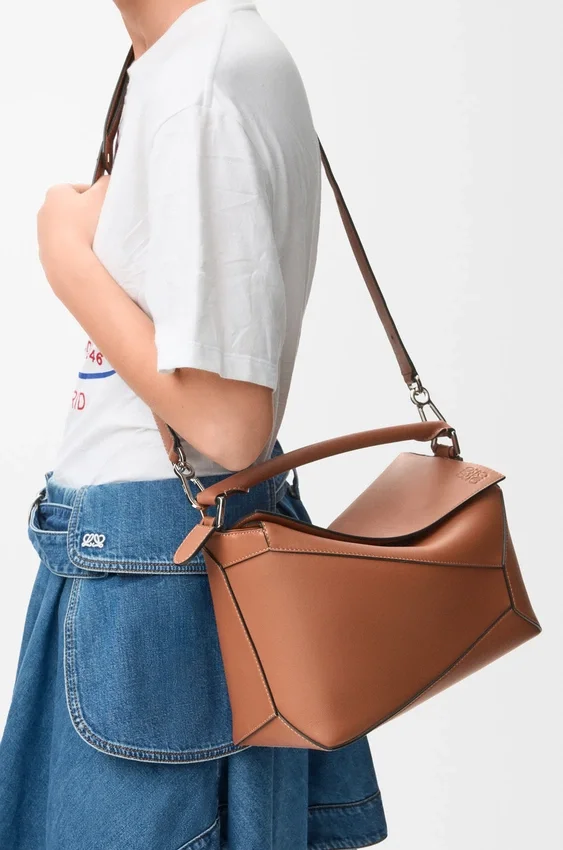 Mittlere „Puzzle Edge“-Tasche aus klassischem Kalbsleder Mittlere „Puzzle Edge“-Tasche aus klassischem Kalbsleder