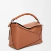 Mittlere „Puzzle Edge“-Tasche aus klassischem Kalbsleder Mittlere „Puzzle Edge“-Tasche aus klassischem Kalbsleder