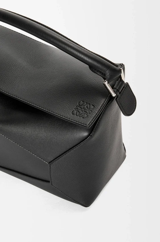 Mittlere „Puzzle Edge“-Tasche aus klassischem Kalbsleder Mittlere „Puzzle Edge“-Tasche aus klassischem Kalbsleder