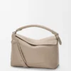 Mittlere „Puzzle Edge“-Tasche aus weichem, genarbtem Kalbsleder Mittlere „Puzzle Edge“-Tasche aus weichem, genarbtem Kalbsleder