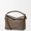 Mittlere „Puzzle Edge“-Tasche aus weichem, genarbtem Kalbsleder Mittlere „Puzzle Edge“-Tasche aus weichem, genarbtem Kalbsleder
