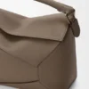 Mittlere „Puzzle Edge“-Tasche aus weichem, genarbtem Kalbsleder Mittlere „Puzzle Edge“-Tasche aus weichem, genarbtem Kalbsleder