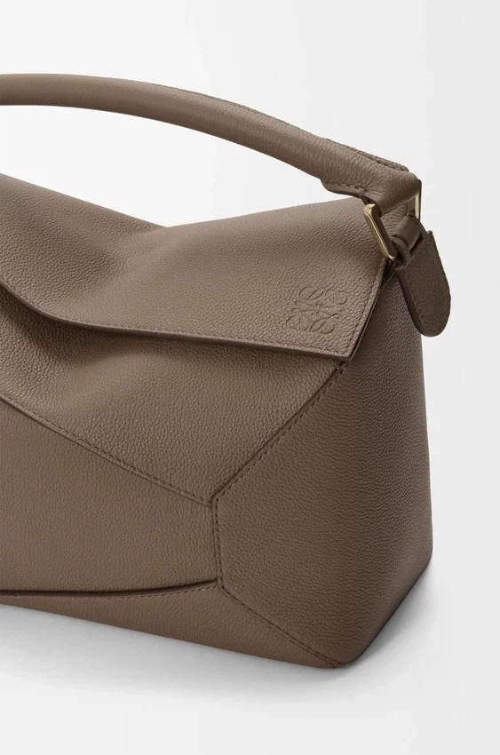 Mittlere „Puzzle Edge“-Tasche aus weichem, genarbtem Kalbsleder Mittlere „Puzzle Edge“-Tasche aus weichem, genarbtem Kalbsleder