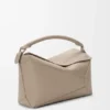 Mittlere „Puzzle Edge“-Tasche aus weichem, genarbtem Kalbsleder Mittlere „Puzzle Edge“-Tasche aus weichem, genarbtem Kalbsleder