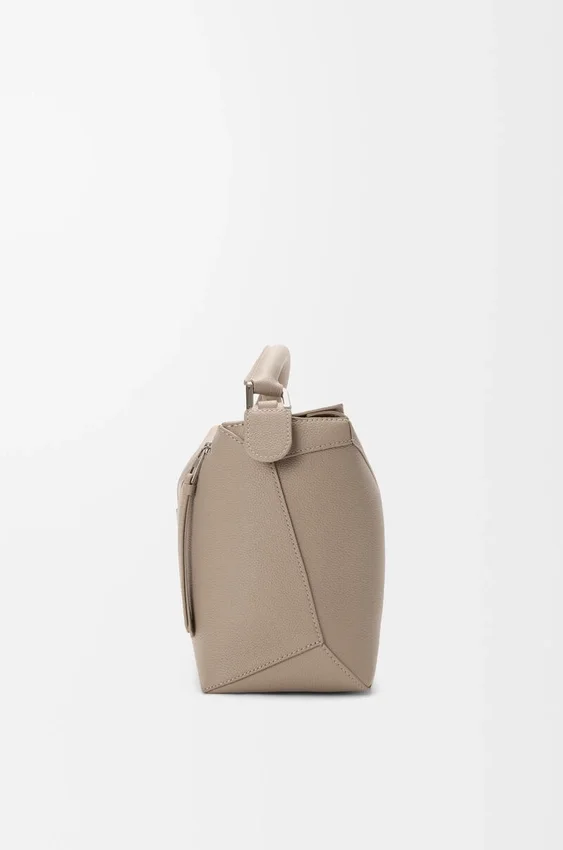 Mittlere „Puzzle Edge“-Tasche aus weichem, genarbtem Kalbsleder Mittlere „Puzzle Edge“-Tasche aus weichem, genarbtem Kalbsleder