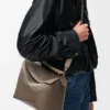 Mittlere „Puzzle Edge“-Tasche aus weichem, genarbtem Kalbsleder Mittlere „Puzzle Edge“-Tasche aus weichem, genarbtem Kalbsleder