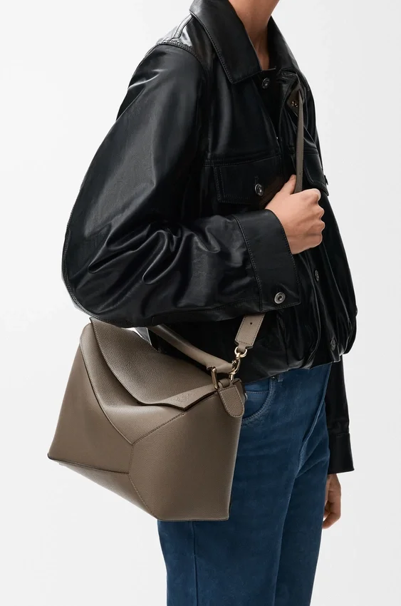 Mittlere „Puzzle Edge“-Tasche aus weichem, genarbtem Kalbsleder Mittlere „Puzzle Edge“-Tasche aus weichem, genarbtem Kalbsleder