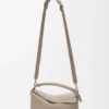 Mittlere „Puzzle Edge“-Tasche aus weichem, genarbtem Kalbsleder Mittlere „Puzzle Edge“-Tasche aus weichem, genarbtem Kalbsleder