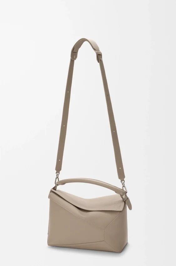 Mittlere „Puzzle Edge“-Tasche aus weichem, genarbtem Kalbsleder Mittlere „Puzzle Edge“-Tasche aus weichem, genarbtem Kalbsleder