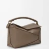 Mittlere „Puzzle Edge“-Tasche aus weichem, genarbtem Kalbsleder Mittlere „Puzzle Edge“-Tasche aus weichem, genarbtem Kalbsleder