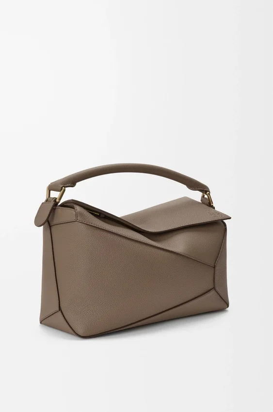 Mittlere „Puzzle Edge“-Tasche aus weichem, genarbtem Kalbsleder Mittlere „Puzzle Edge“-Tasche aus weichem, genarbtem Kalbsleder