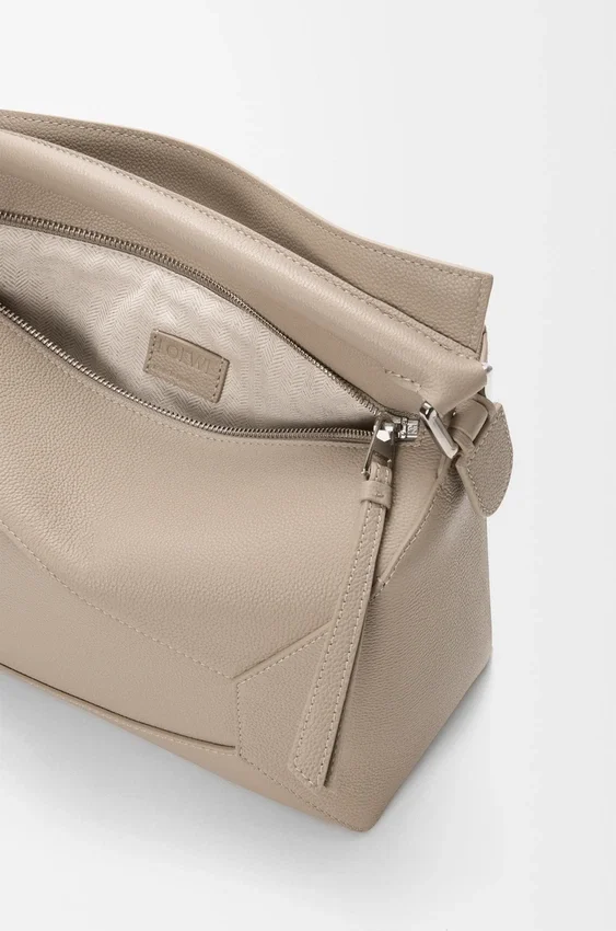 Mittlere „Puzzle Edge“-Tasche aus weichem, genarbtem Kalbsleder Mittlere „Puzzle Edge“-Tasche aus weichem, genarbtem Kalbsleder