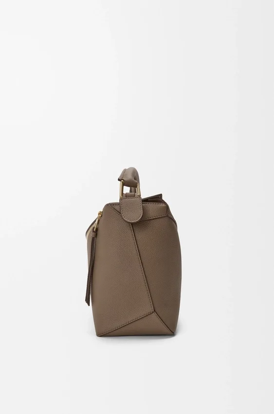 Mittlere „Puzzle Edge“-Tasche aus weichem, genarbtem Kalbsleder Mittlere „Puzzle Edge“-Tasche aus weichem, genarbtem Kalbsleder