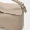 Mittlere „Puzzle Edge“-Tasche aus weichem, genarbtem Kalbsleder Mittlere „Puzzle Edge“-Tasche aus weichem, genarbtem Kalbsleder