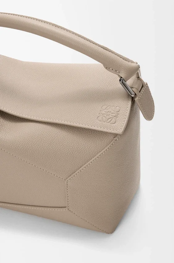 Mittlere „Puzzle Edge“-Tasche aus weichem, genarbtem Kalbsleder Mittlere „Puzzle Edge“-Tasche aus weichem, genarbtem Kalbsleder