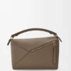 Mittlere „Puzzle Edge“-Tasche aus weichem, genarbtem Kalbsleder Mittlere „Puzzle Edge“-Tasche aus weichem, genarbtem Kalbsleder