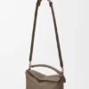 Mittlere „Puzzle Edge“-Tasche aus weichem, genarbtem Kalbsleder Mittlere „Puzzle Edge“-Tasche aus weichem, genarbtem Kalbsleder