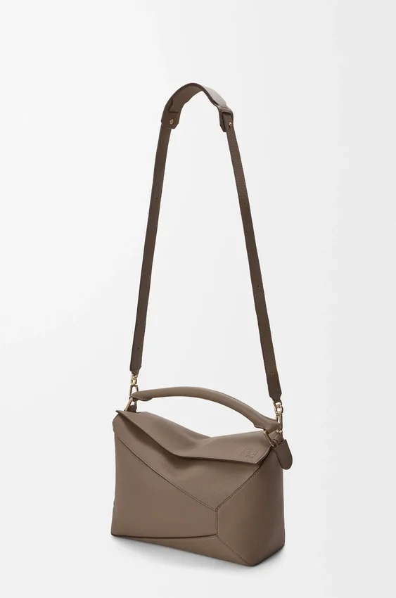 Mittlere „Puzzle Edge“-Tasche aus weichem, genarbtem Kalbsleder Mittlere „Puzzle Edge“-Tasche aus weichem, genarbtem Kalbsleder